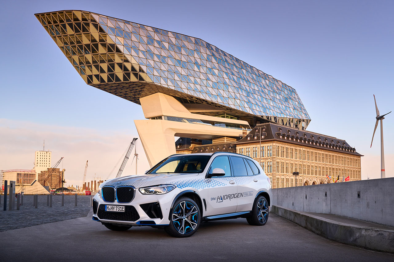 Launch of the BMW <span class="grp-lowercase">i</span>X5 Hydrogen pilot fleet.