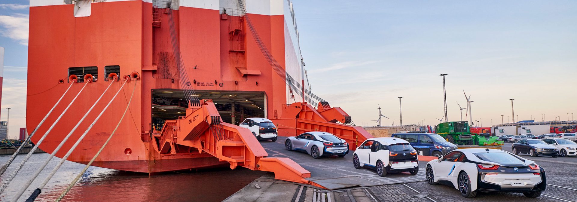 BMW i-Modelle werden auf Schiff verladen