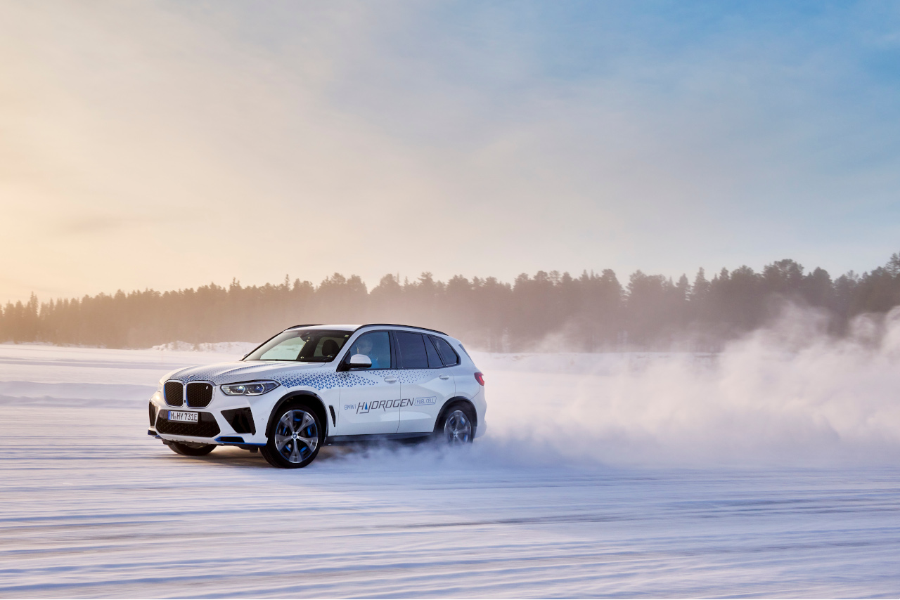 BMW <span class="grp-lowercase">i</span>X5 Hydrogen defies the extreme cold.