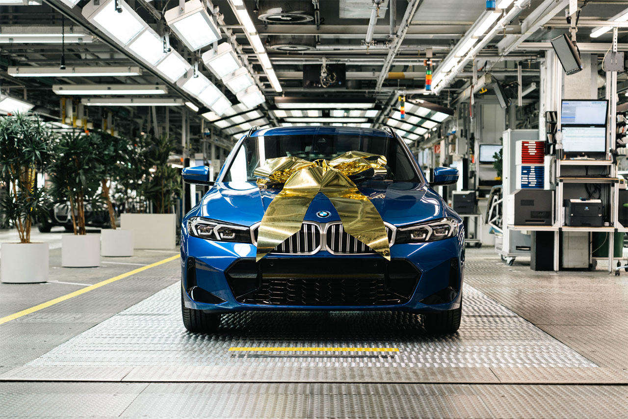 Portimao Blauer BMW 330e Touring mit goldener Schleife: Dreimillionstes elektrifiziertes Fahrzeug der BMW Group läuft im Werk München vom Band.