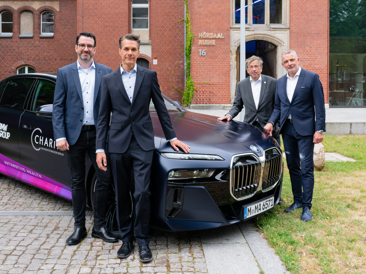 Prof. Dr. Alexander Meyer, Dr. Matthias Franz, Prof. Dr. Heyo K. Kroemer und Dr. Rudolf Bencker am BMW 750e xDrive Plug-in-Hybrid Studienfahrzeug.