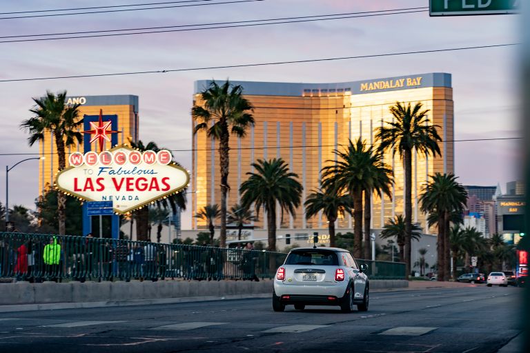 Ein silberner MINI vor dem Stadtschild von Las Vegas