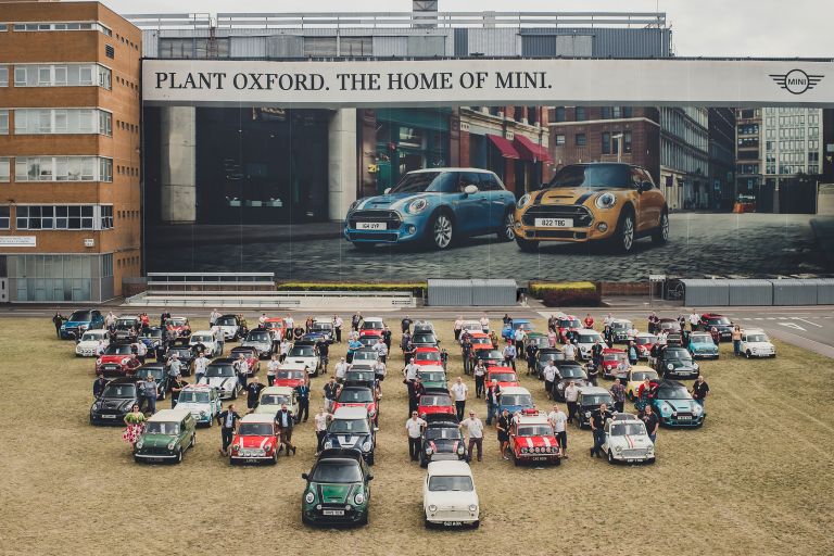 Many MINI models in front of the MINI plant Oxford