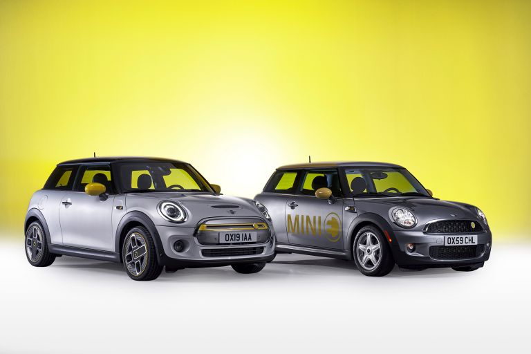 Two MINI electric side by side
