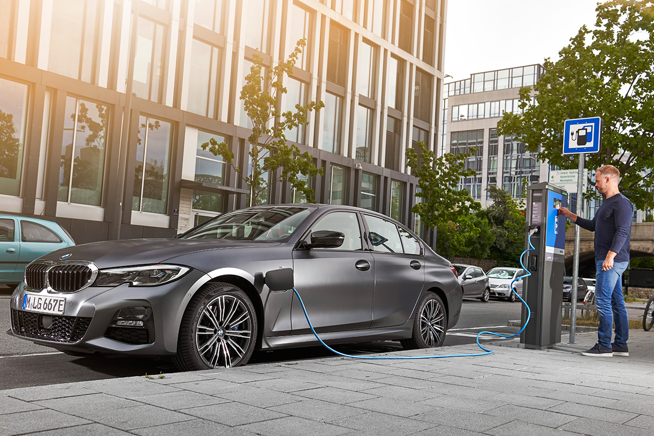 TWO HEARTS ARE BETTER: PLUG-IN HYBRIDS ARE SUSTAINABLE AND FLEXIBLE.