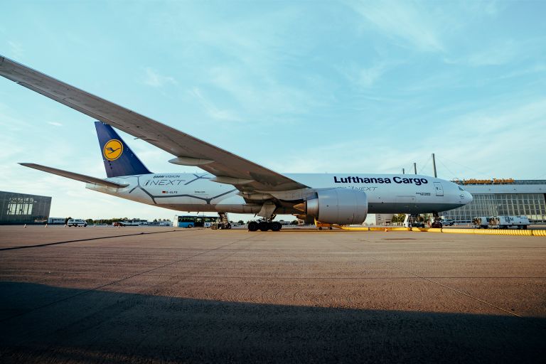 Eine Lufthansa Cargo Maschine mit dem BMW VISION iNEXT Schriftzug auf dem Rollfeld