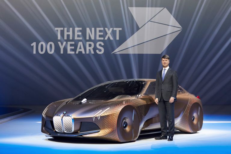 Harald Krüger, Vorsitzender des Vorstands der BMW AG, präsentiert das BMW VISION NEXT 100.