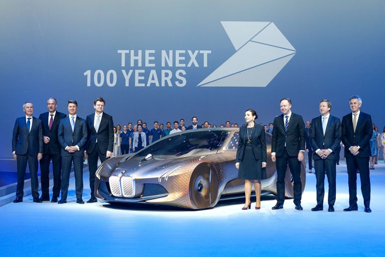 Der Gesamtvorstand der BMW AG versammelt sich rund um das BMW VISION NEXT 100.