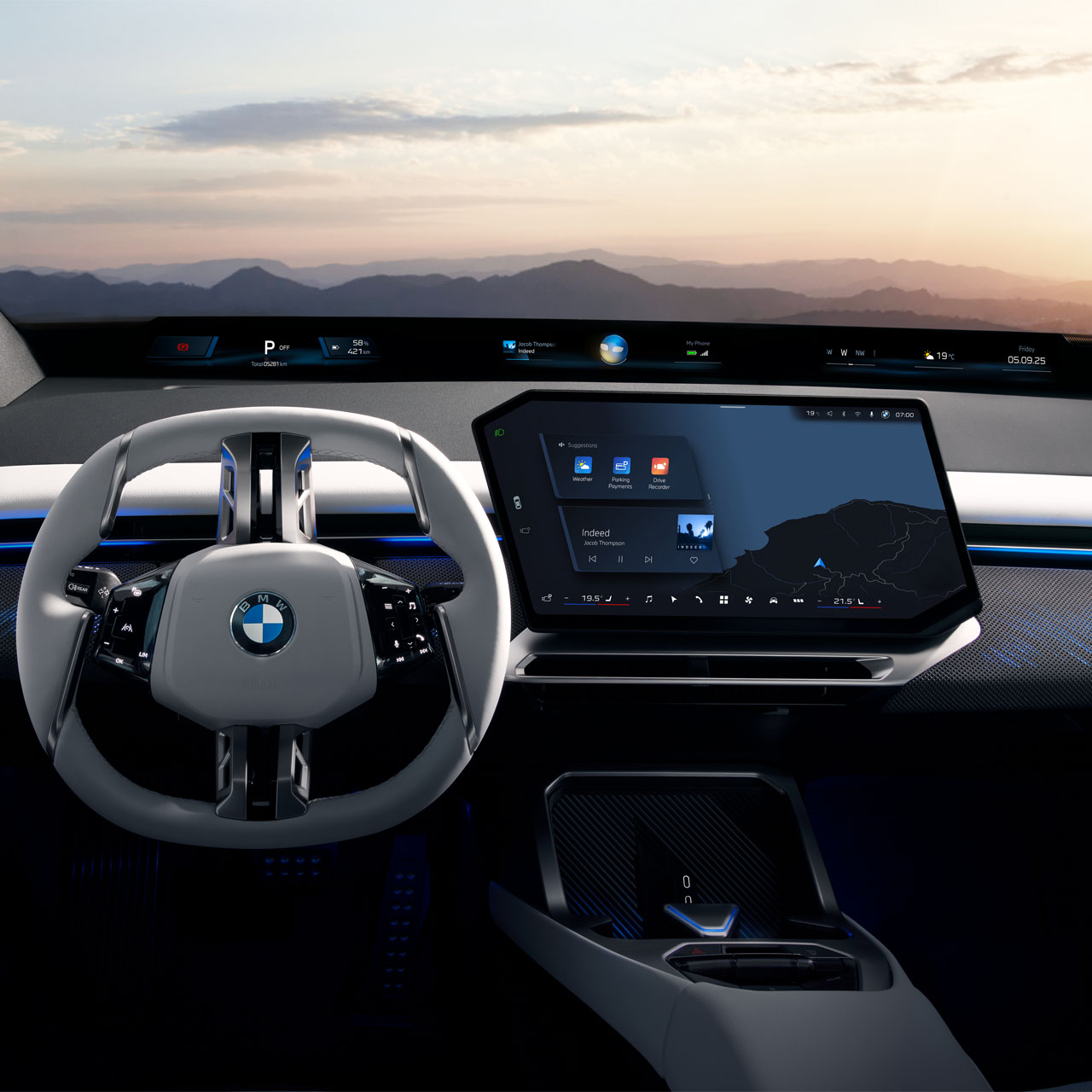 Das Interieur eines BMW mit einem modernen Lenkrad, einem großen Touchscreen und einer futuristischen Armaturenbrettgestaltung. Im Hintergrund sind Berge und ein Sonnenuntergang sichtbar.