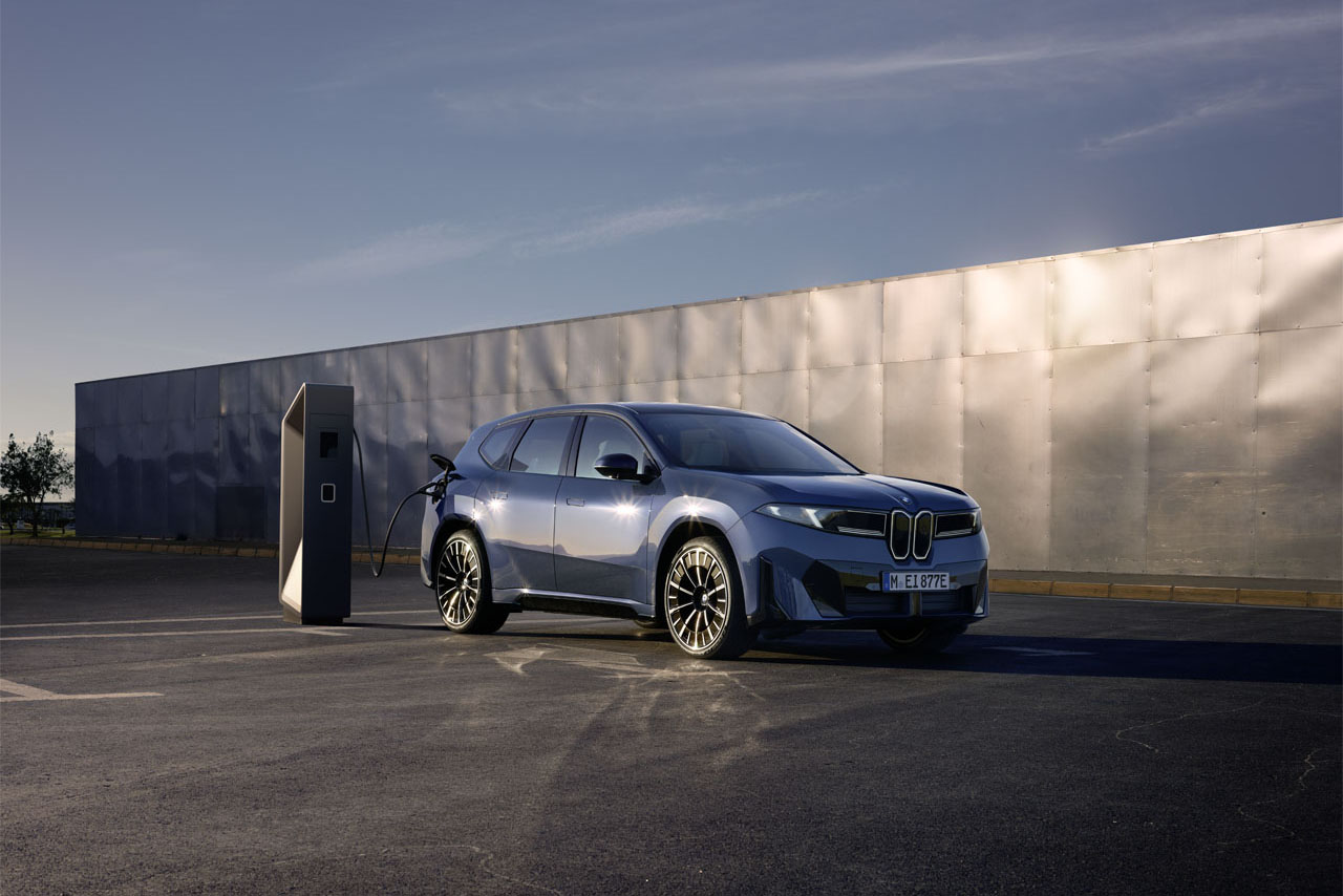 BMW i3 Elektro-SUV, kompakt und umweltfreundlich, geparkt an einer Ladesäule vor einer Metallwand.