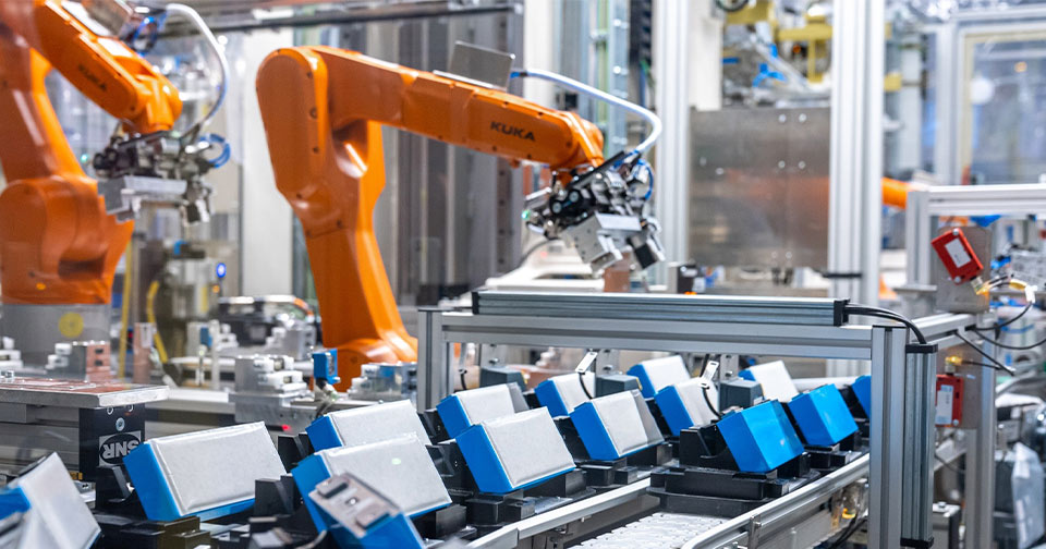Ausbau der E-Antriebsfertigung in Leipzig: Produktionsstart der zweiten Fertigungslinie für Batteriemodule