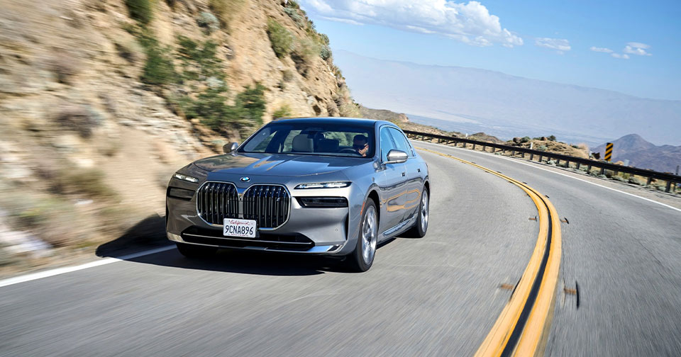 BMW Group bleibt 2022 auf Erfolgskurs: Platz 1 im globalen Premium-Segment behauptet, Elektro-Absatz verdoppelt