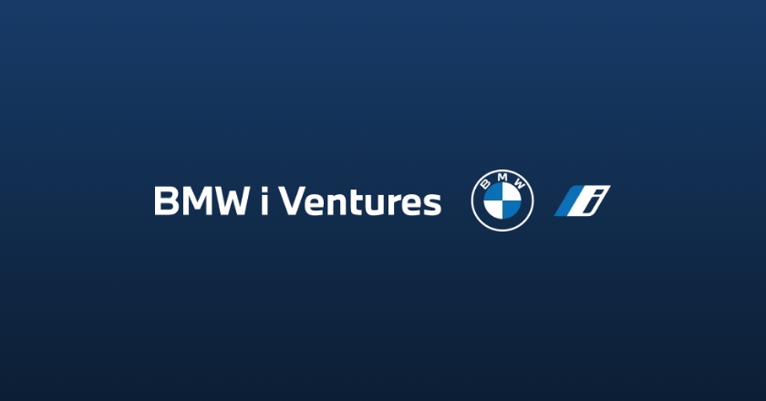 Auf einem einfarbigen Untergrund stehen die Worte „BMW i Ventures“ inklusive zugehöriger Logos.