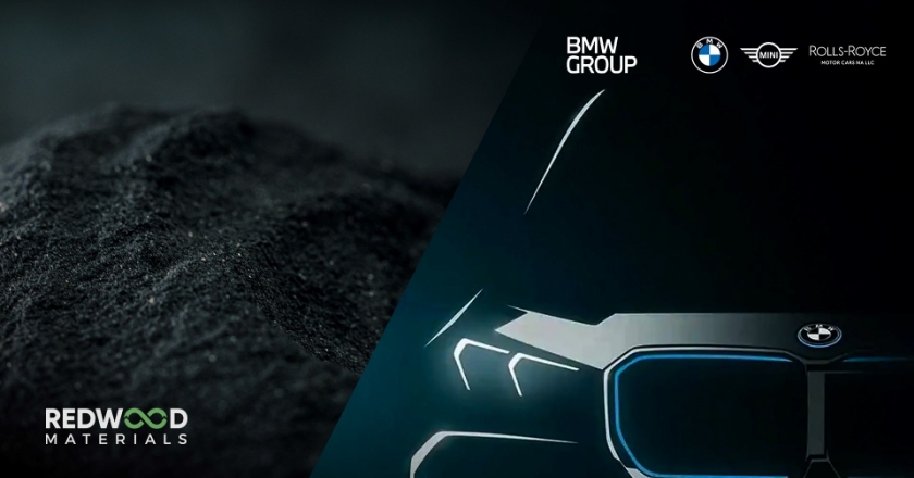 Links ist das Logo der Marke „Redwood Materials“ vor schwarzem Material, rechts ist eine Illustration eines frontalen BMW Autos.