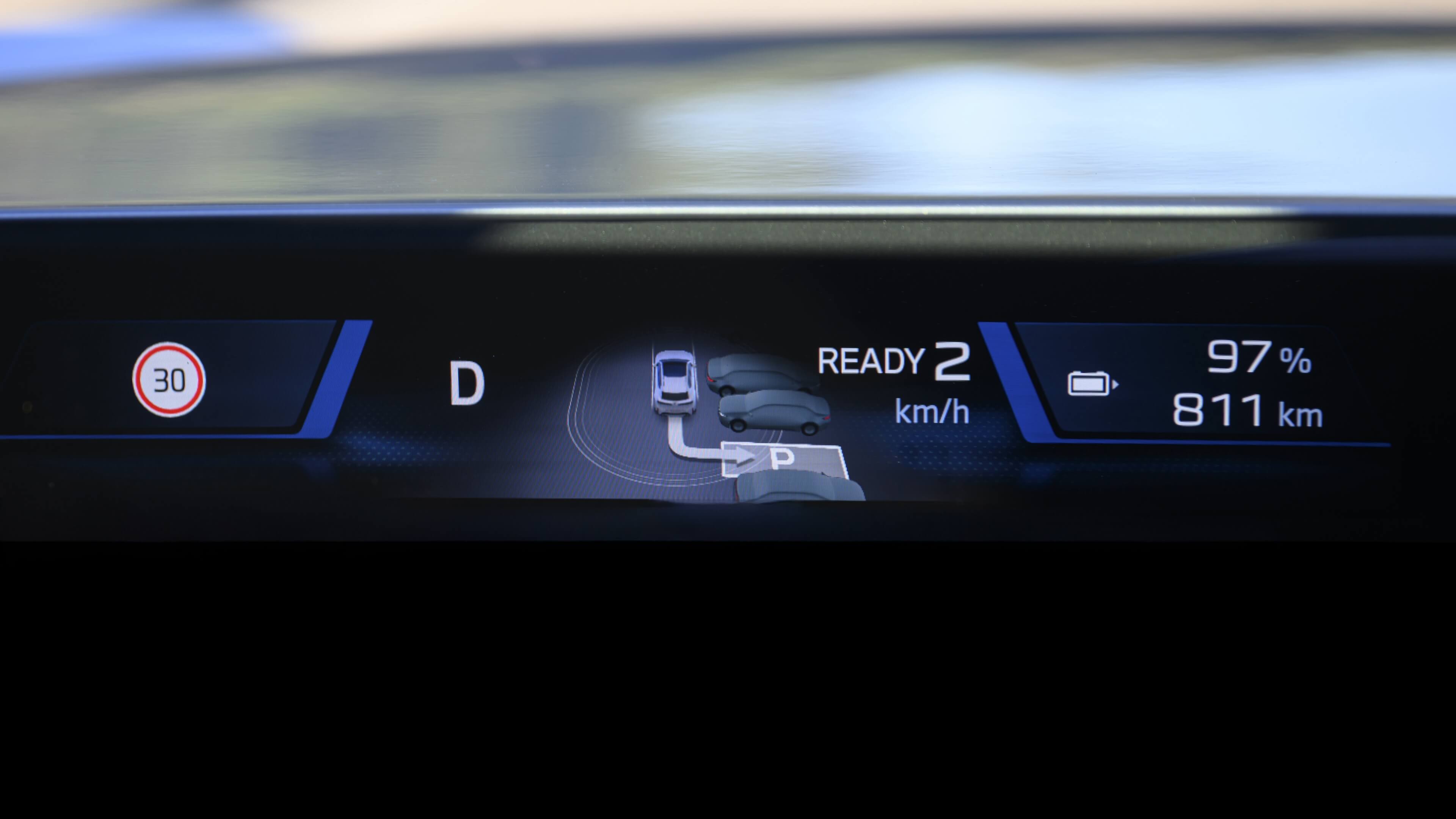 BMW Zentraldisplay mit Navigationskarte und fahrrelevanten Informationen im Cockpit.