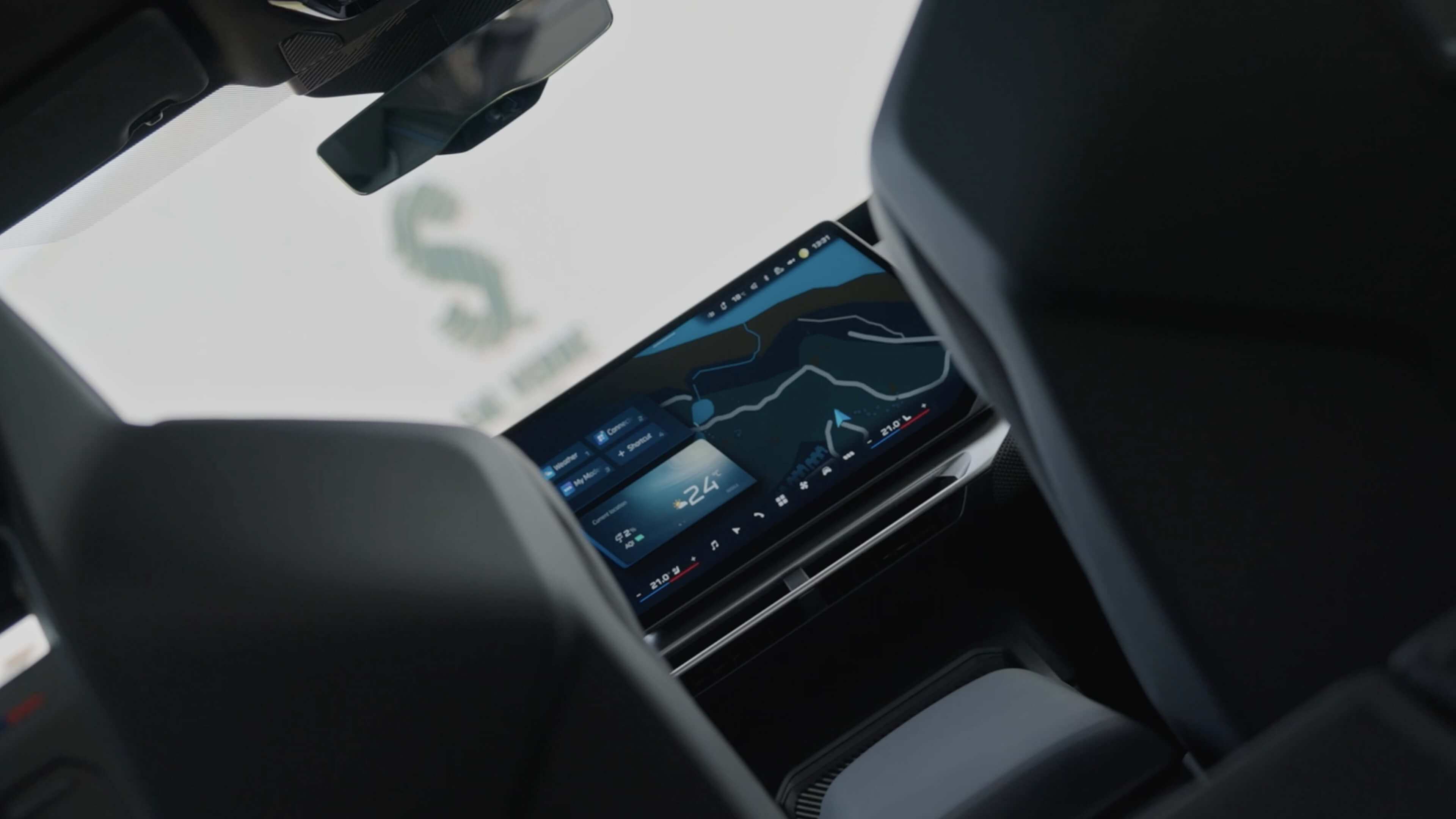 BMW Panoramadisplay mit Fahrstatus, Batteriestand sowie kompakten Infos zu Telefon, Navigation, Wetter und Datum.