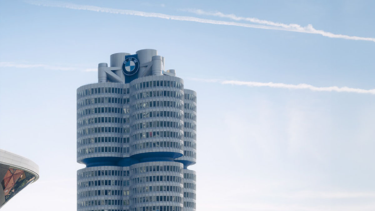 Die BMW-Zentrale in M&uuml;nchen aus einer steilen Untersicht.