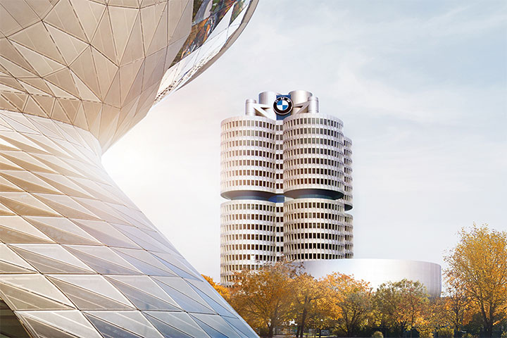 Blick an der BMW Welt vorbei auf den Vierzylinder
