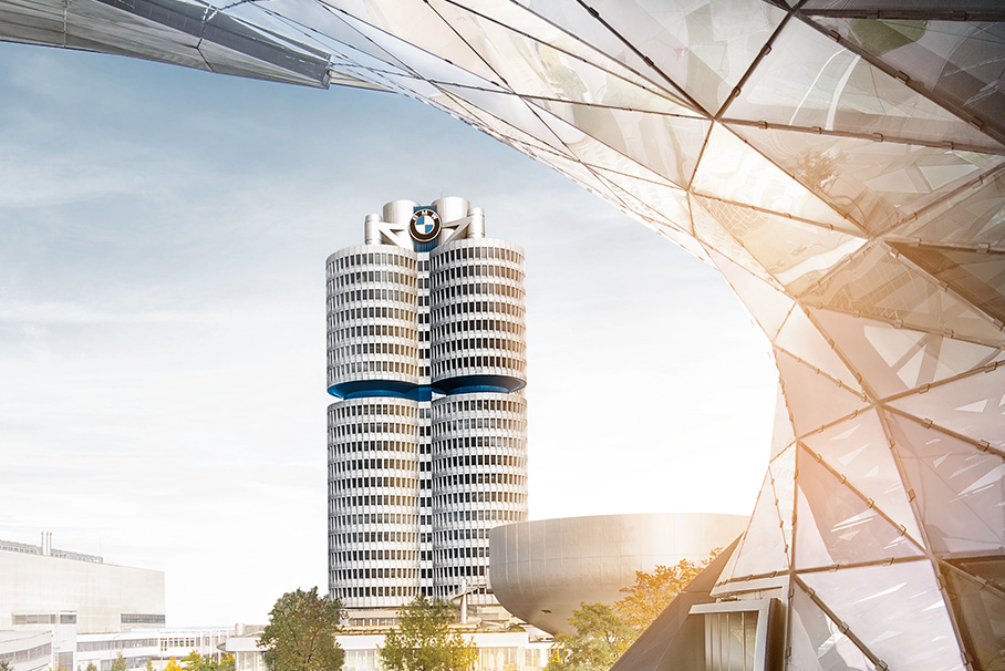 Blick an der BMW Welt vorbei auf das BMW Vierzylinder-Gebäude.