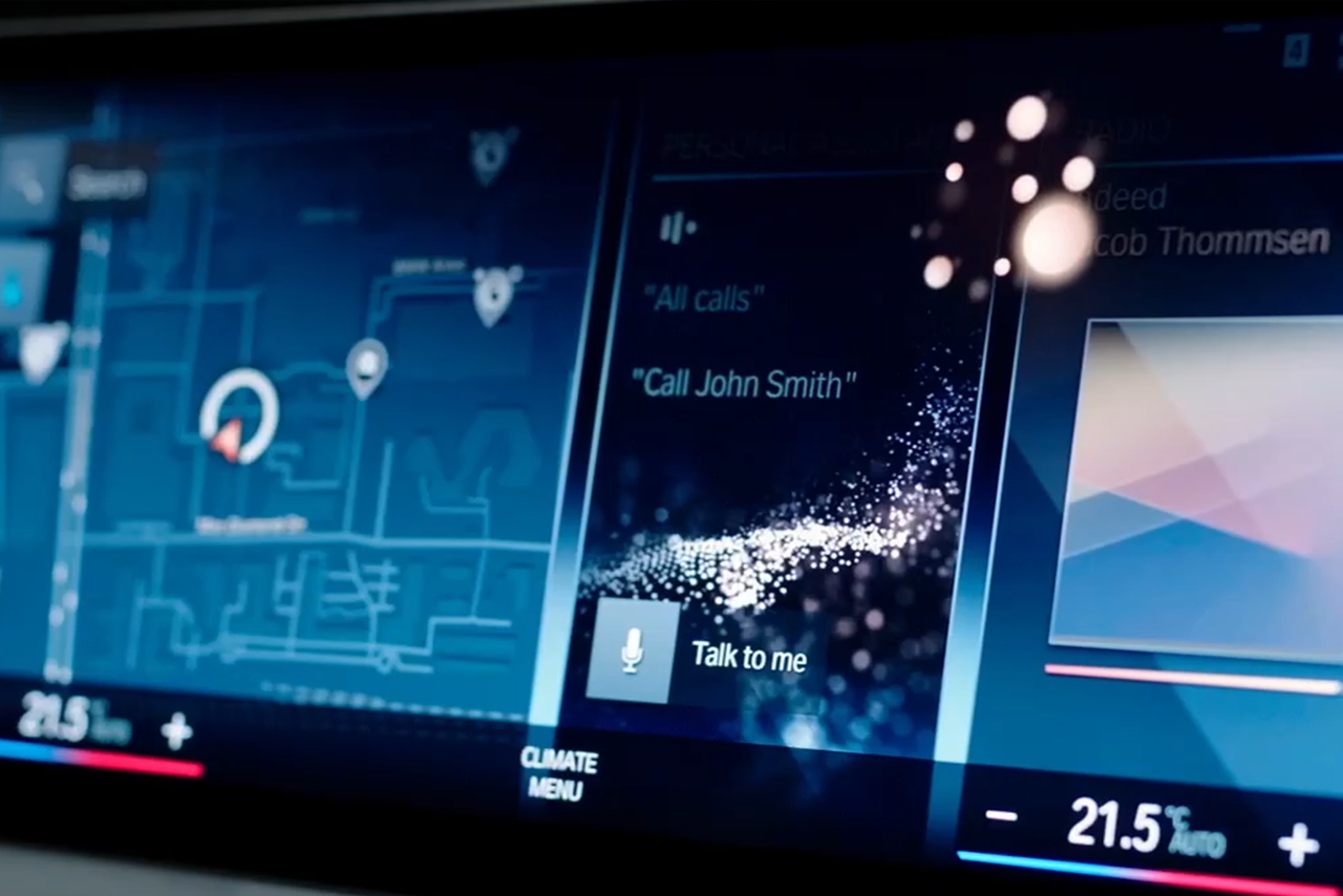 Nahaufname des modernen Bildschirms in einem BMW.