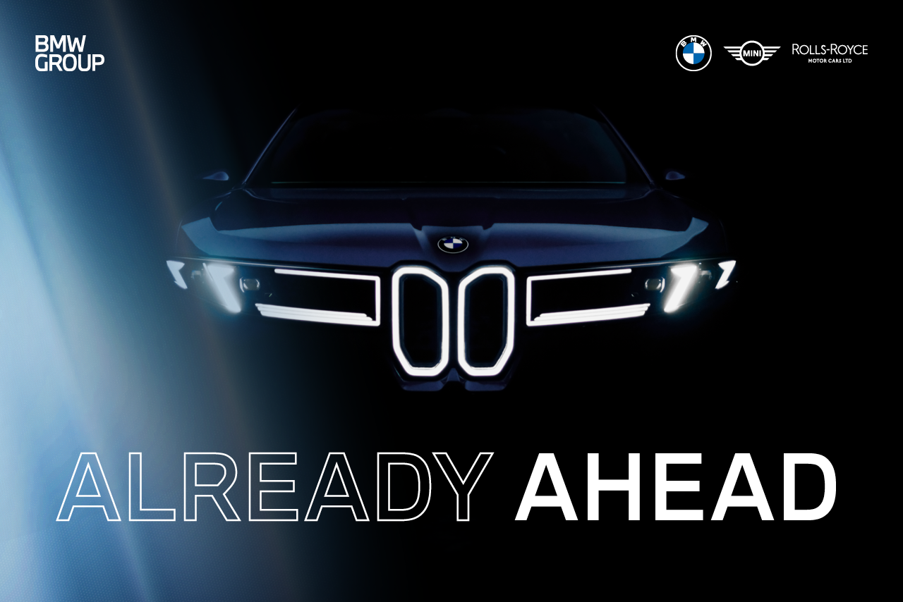 Frontansicht eines BMW iX3 im Dunkeln mit flimmerndem Licht von der linken Seite.