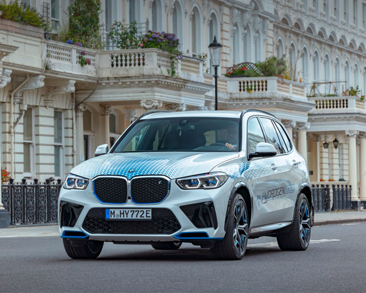 Wasserstoff BMW fährt durch eine Wohngegend 