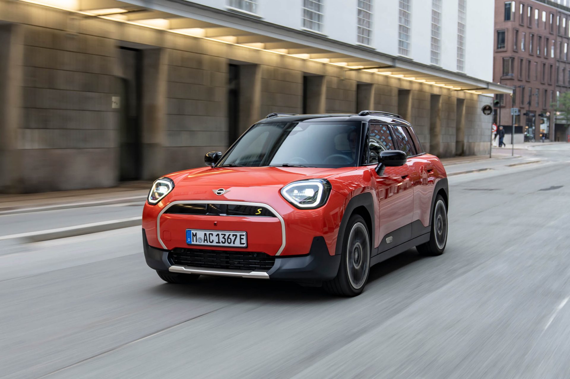 Roter MINI Aceman vor einem modernen Gebäude