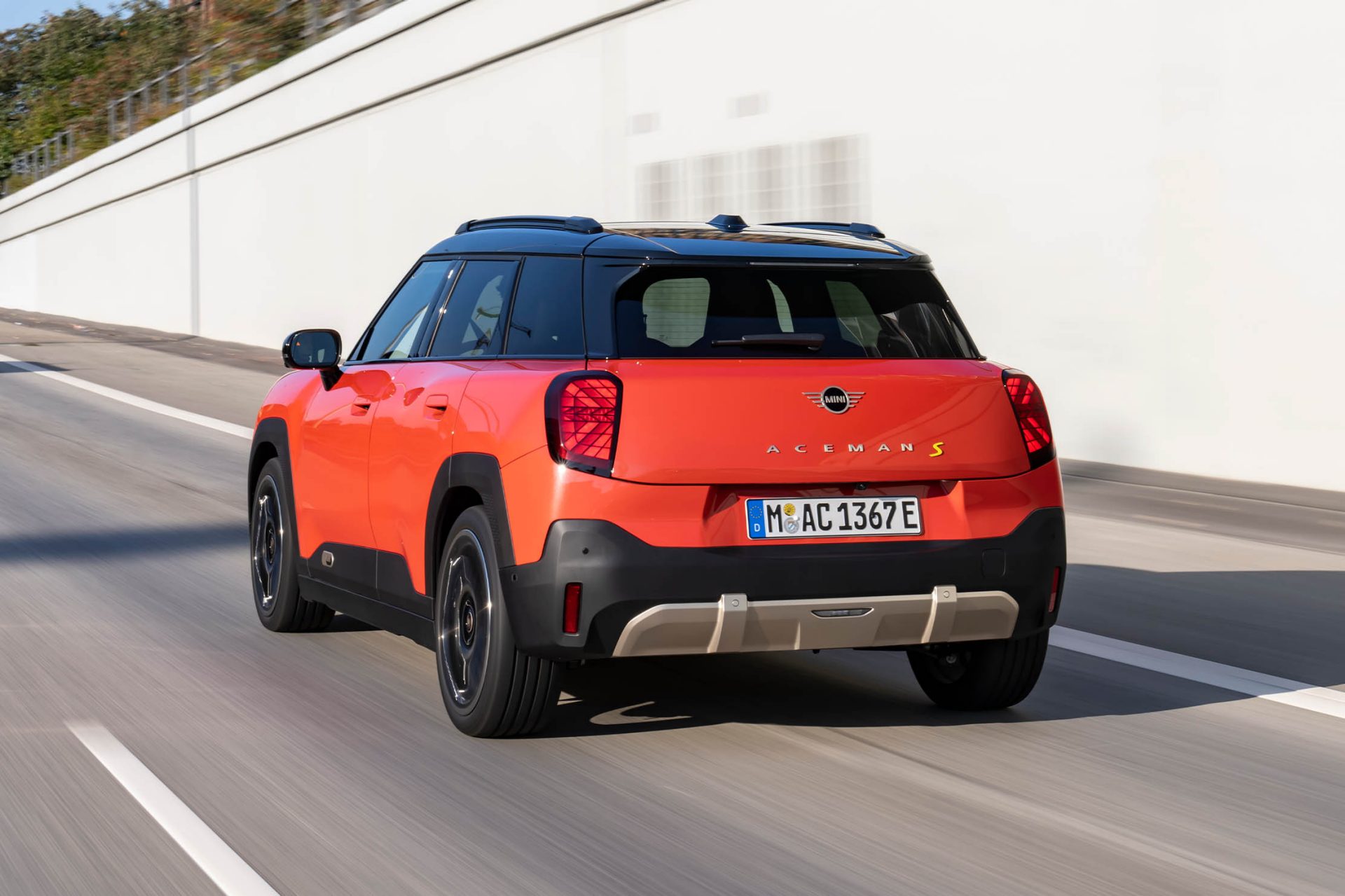 Ansicht eines MINI Aceman von hinten beim fahren