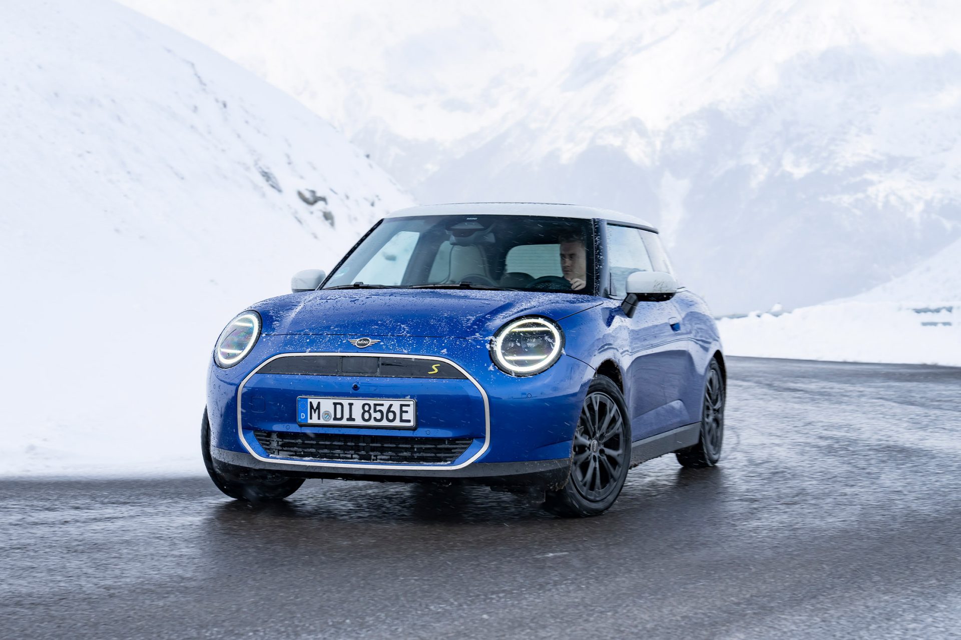 Mini SE fährt durch den Schnee