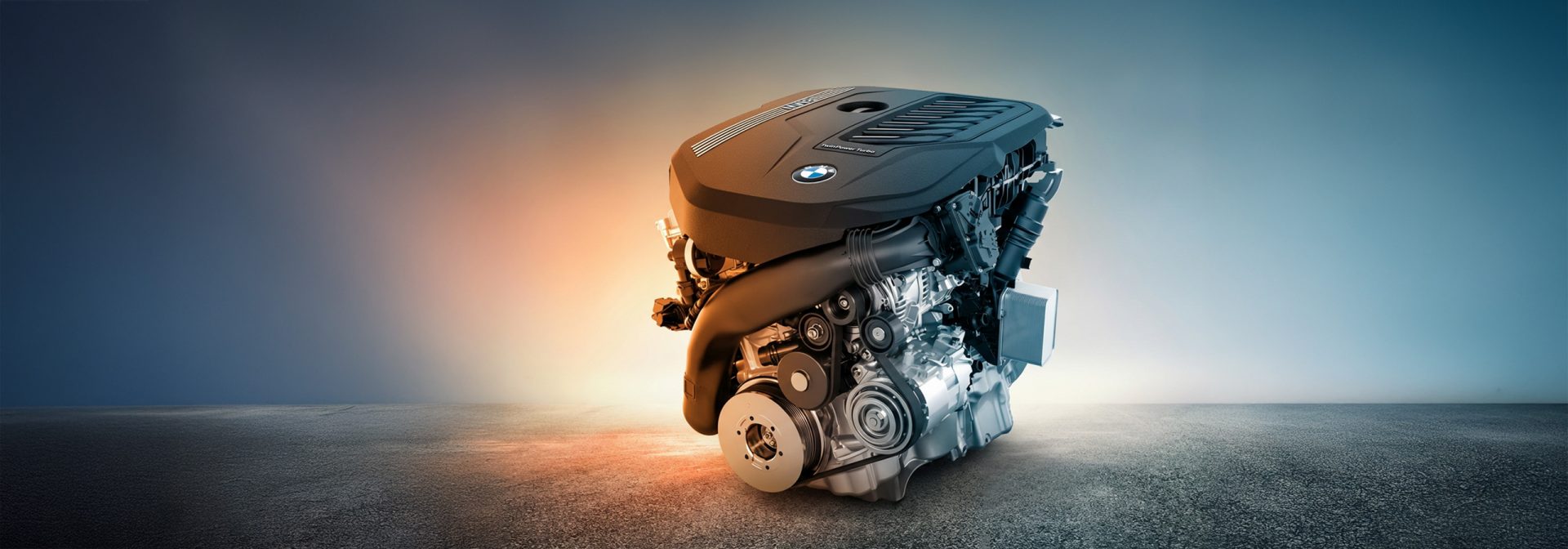 BMW Motor freistehend auf Asphalt mit Licht im Hintergrund