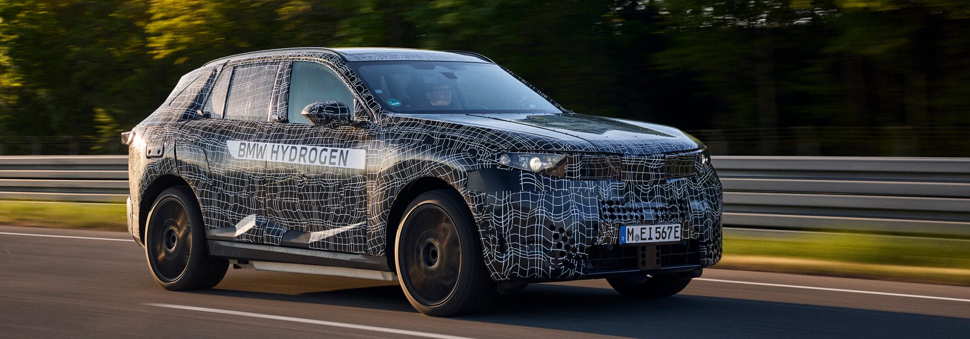 BMW iX5 Hydrogen auf einer Teststrecke