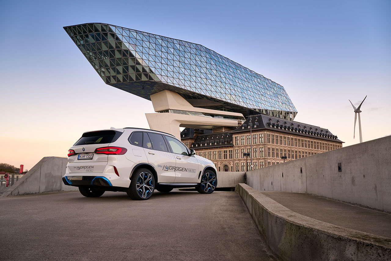 BMW Wasserstoff Konzeptfahrzeug vor einem Modernen Glasgebäude.