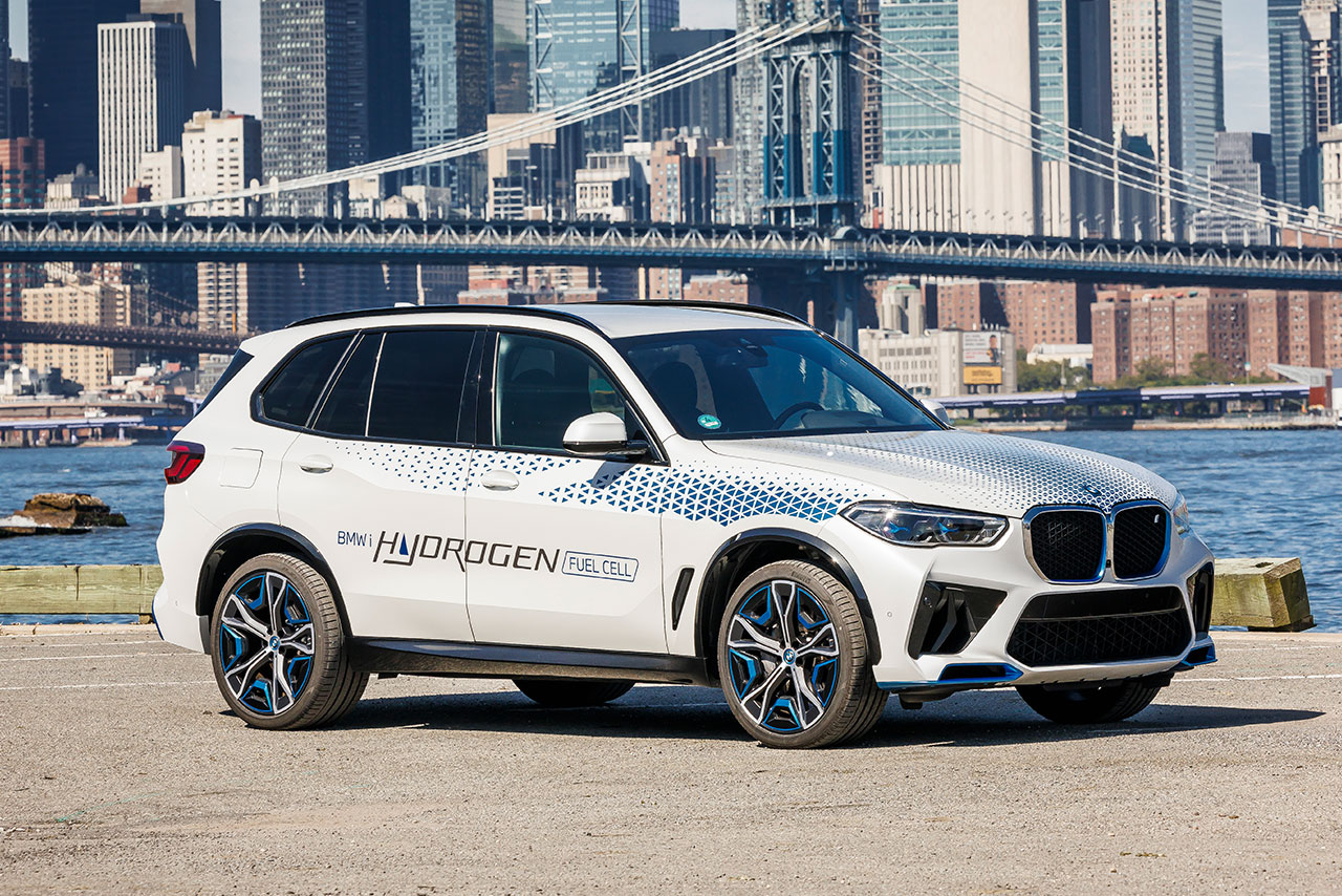 BMW Wasserstoff Konzeptfahrzeug in einer großen Stadt mit vielen Hochhäusern.