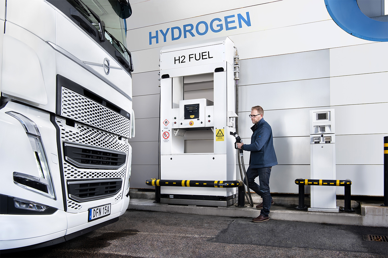 EIn Mann tankt seinen Wasserstoff-LKW an einer Indoor Tankstelle bei der BMW Group 