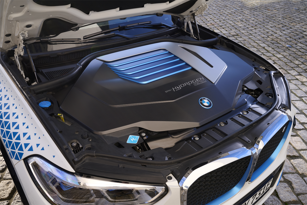Blick in den Motorraum eines Wasserstoffbertriebenen BMW Fahrzeugs.