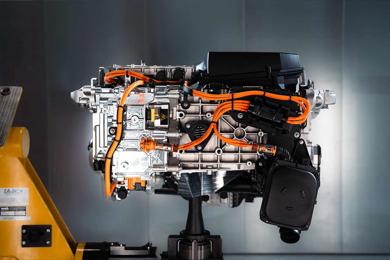 BMW Wasserstoff Motor auf einer Maschine montiert.