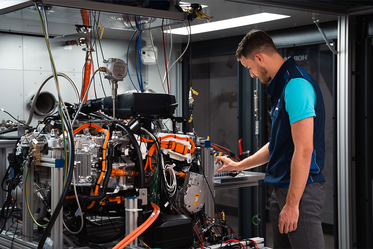 Ein junger Mann benutzt moderne Technologie, um den neuen Motor zu testen.