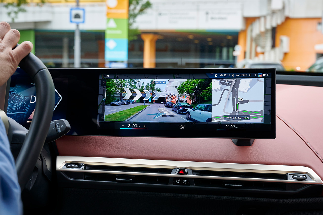 Das assistierte Fahren, das Fahrzeug bildet die Navigation auf der Straße ab.