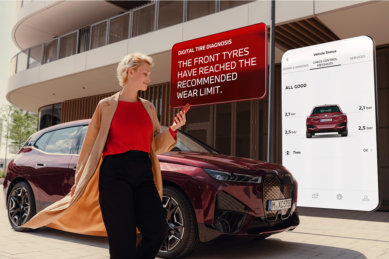 EIne Frau schaut sich den Status ihres BMW iX in der My BMW App an