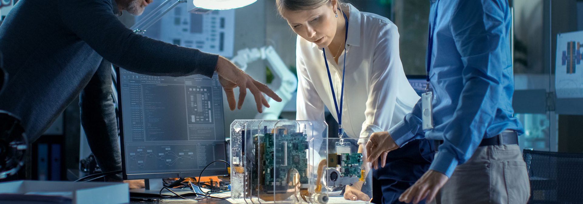 Teamarbeit im Techniklabor mit Fokus auf elektronische Komponenten.