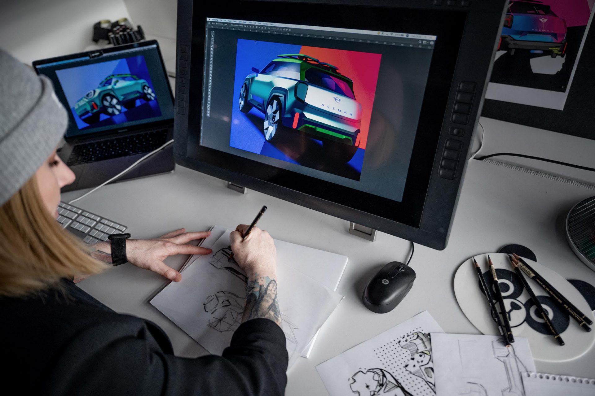 Designerin arbeitet an einem neuen MINI Fahrzeug-Entwurf