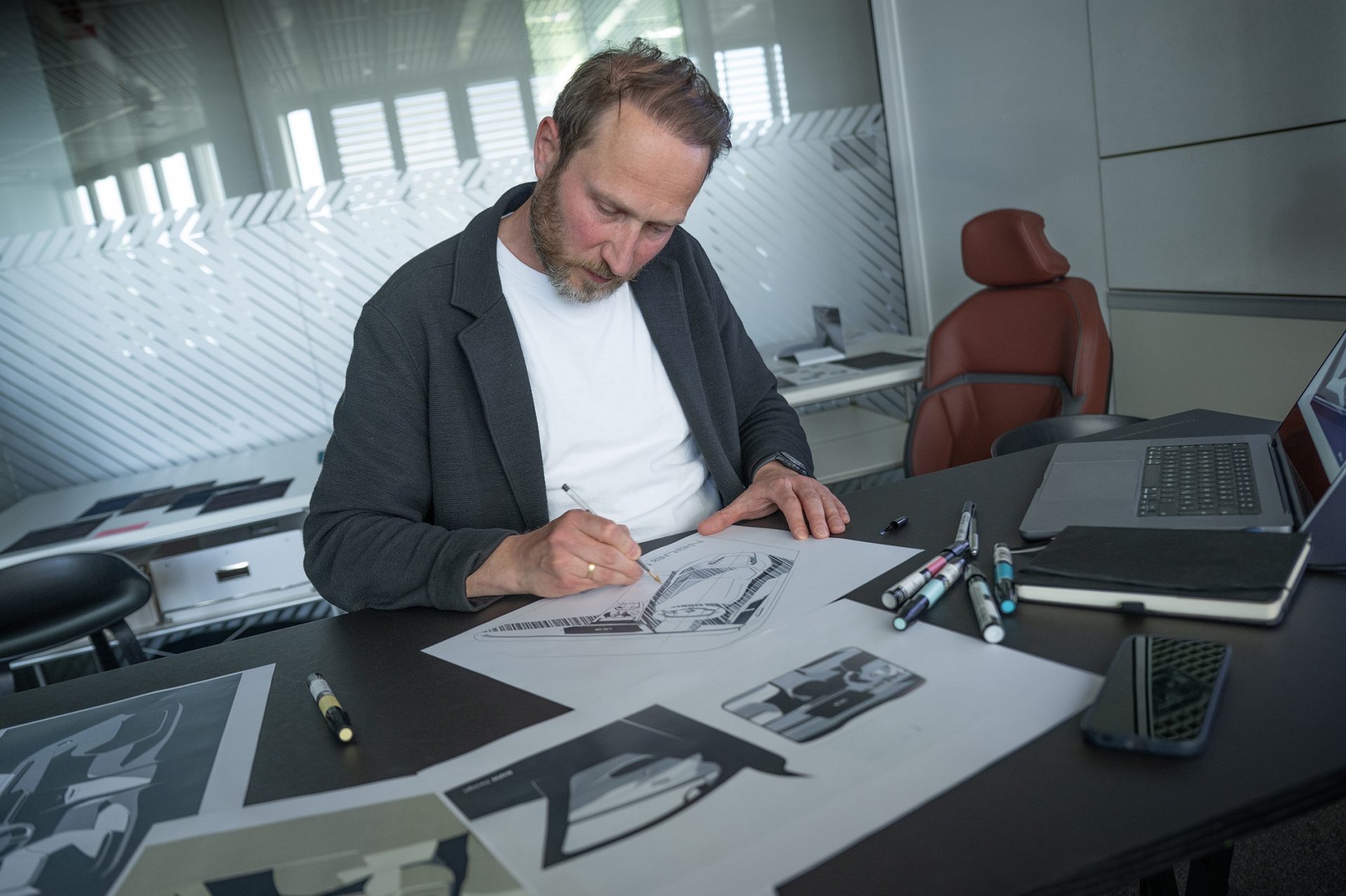 Ein Designer der BMW Group Skizziert den Innenraum eines neuen Fahrzeugs