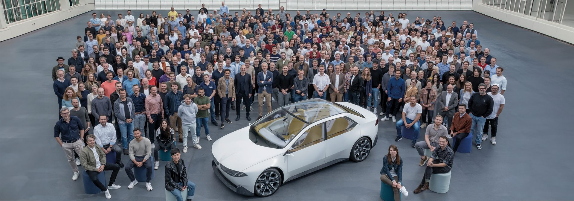 Gruppenfoto eines Teams rund um ein Visionsfahrzeug