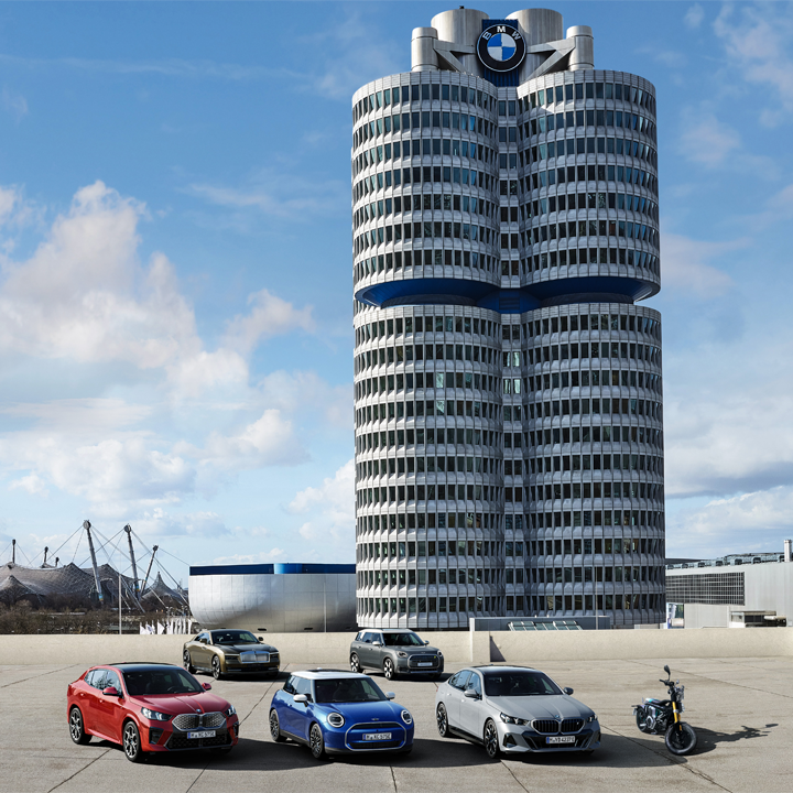 Urbane Mobilität - Auto fährt durch die Stadt