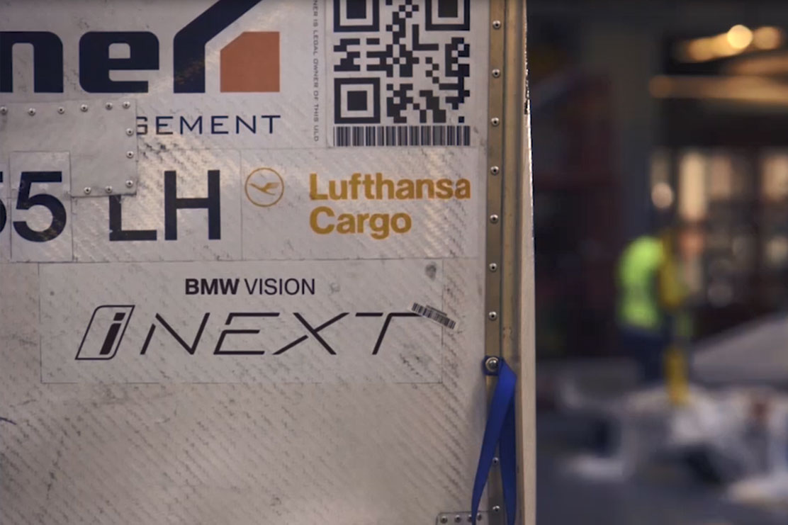 Cargo Box mit dem BMW Vision iNEXT Schriftzug