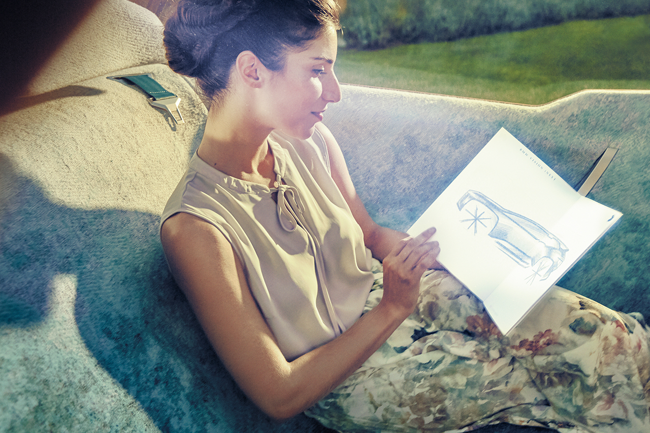 Frau im Fond des BMW Vision i Next