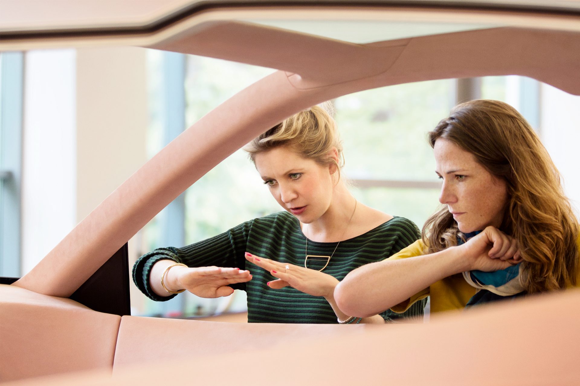 Arbeiten am Modell des BMW Vision i Next