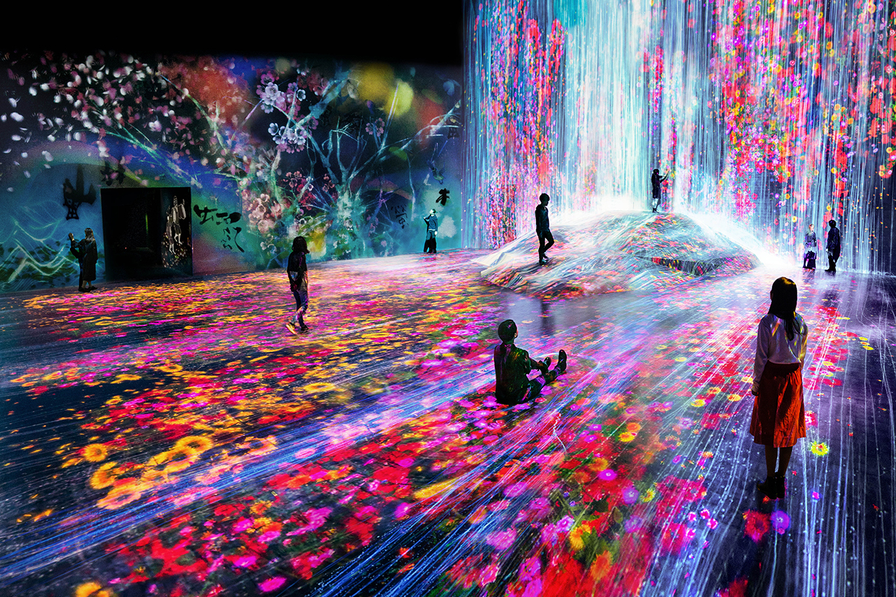 Ein Raum mit bunter Kunst Installation