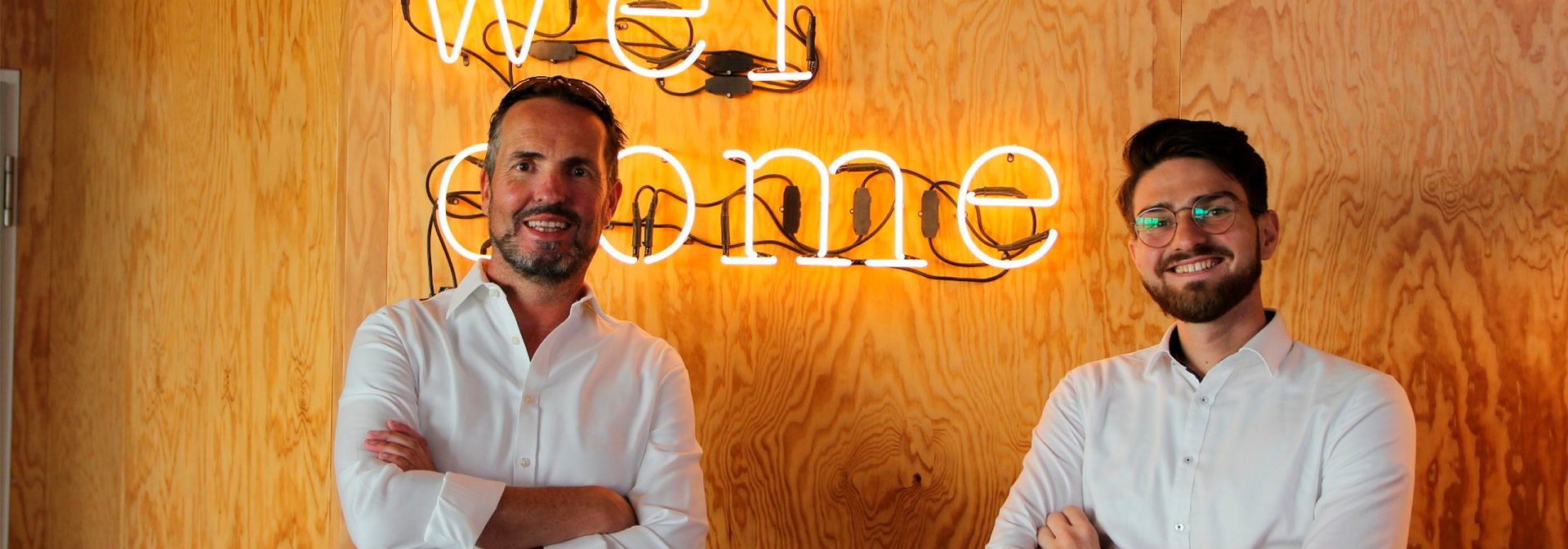 Zwei Männer bei BMW Accelerator lächeln in die Kamera