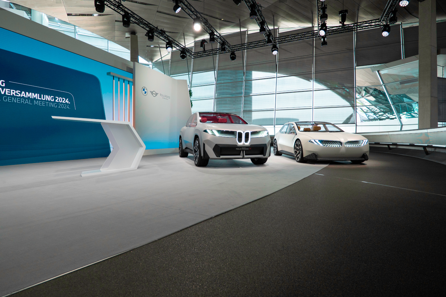 Zwei BMW Konzeptautos auf der Hauptversammlung 2024.